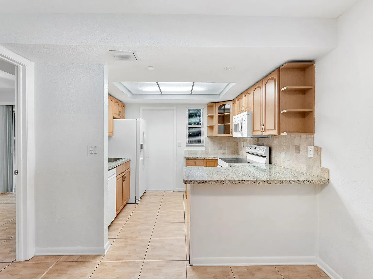 3 bed, 3.0 bath, 1428 sqft, $3,200 — Photo 3