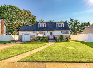 10 Westwood Rd S, Massapequa Park, NY 11762