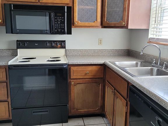 5th image of 8617 W 84th Ter