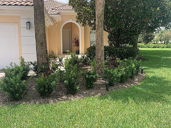 Entrance garden