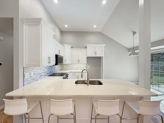 3rd image of 804 W Myra Drive