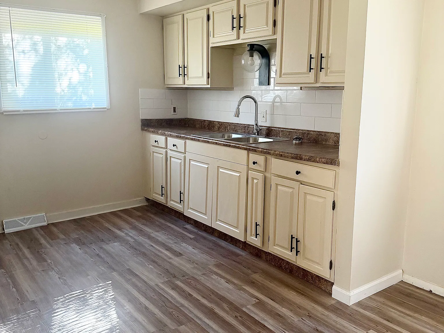 3 bed, 923 sqft, $1,000 — Photo 2