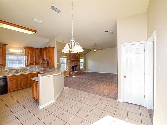 5th image of 614 Bluebonnet St