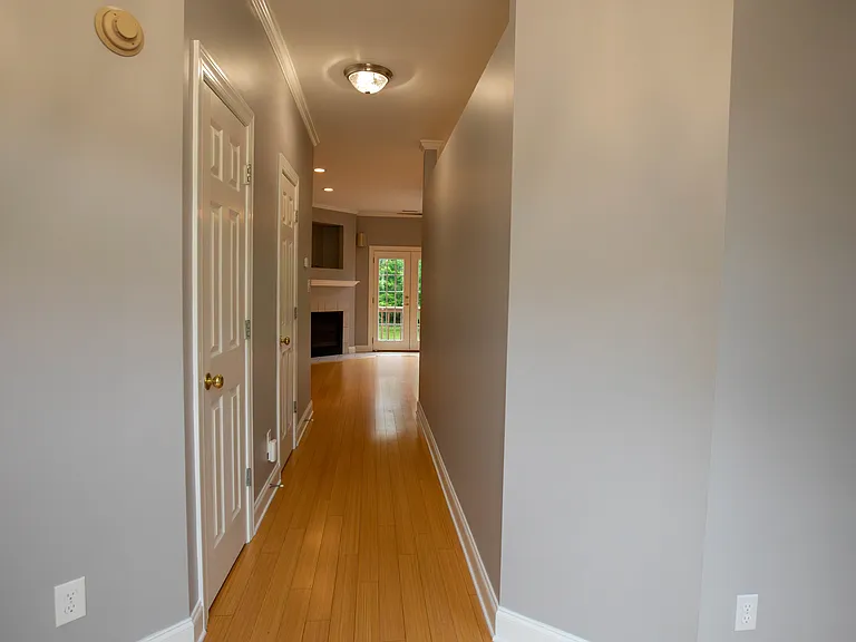 312 Queen Victoria Way — Photo 4