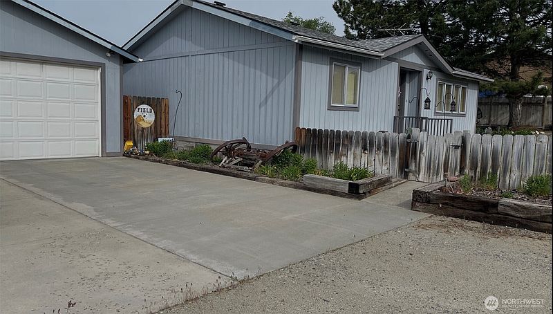 3rd image of 3 Sand Flat Rd