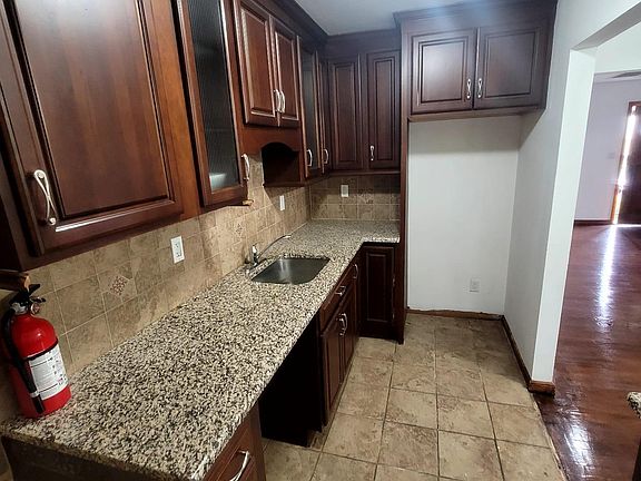 4th image of 608 Cranford Ave