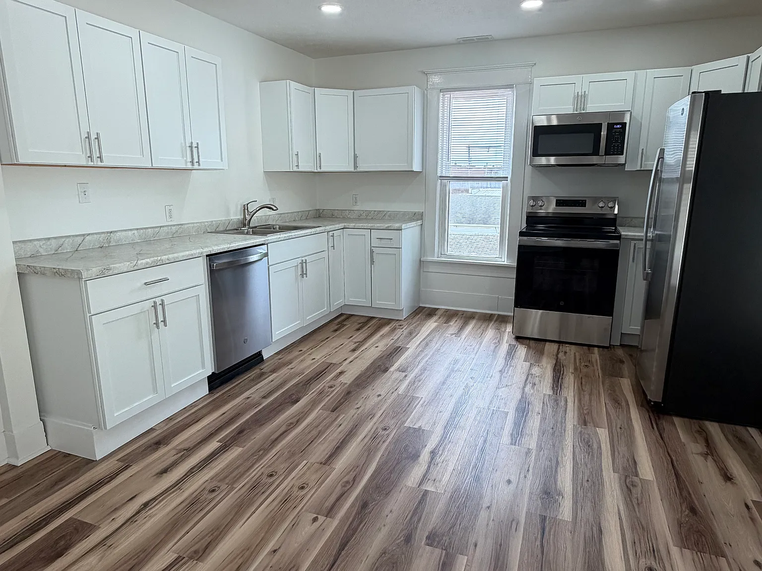 3 bed, 1200 sqft, $1,600 — Photo 2