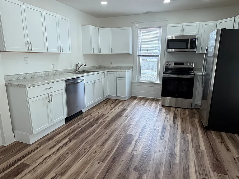 119-123 W Washington St — Photo 2