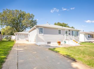 910 E 7th St, Mccook, NE 69001
