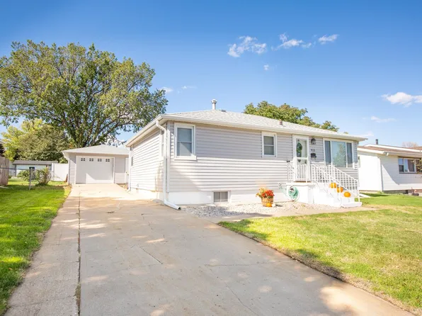 910 E 7th St, McCook, NE 69001