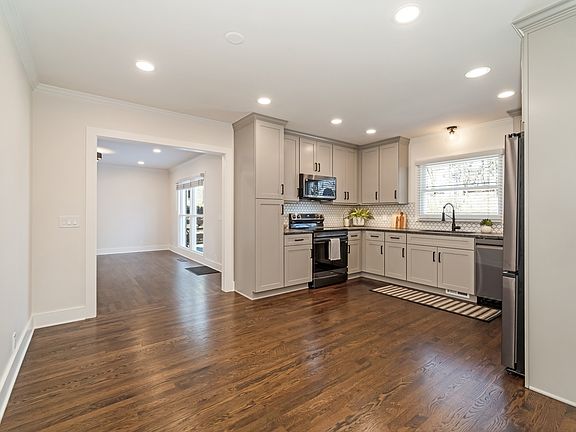 5th image of 1736 Hillmont Dr