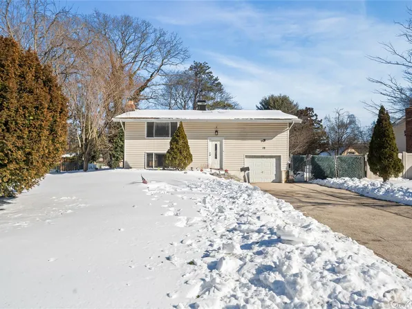 19 Scotchpine Dr, Islandia, NY 11749