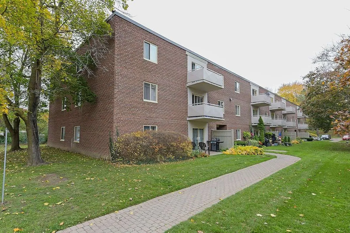 366 Oxford Street W Apartments — Photo 4