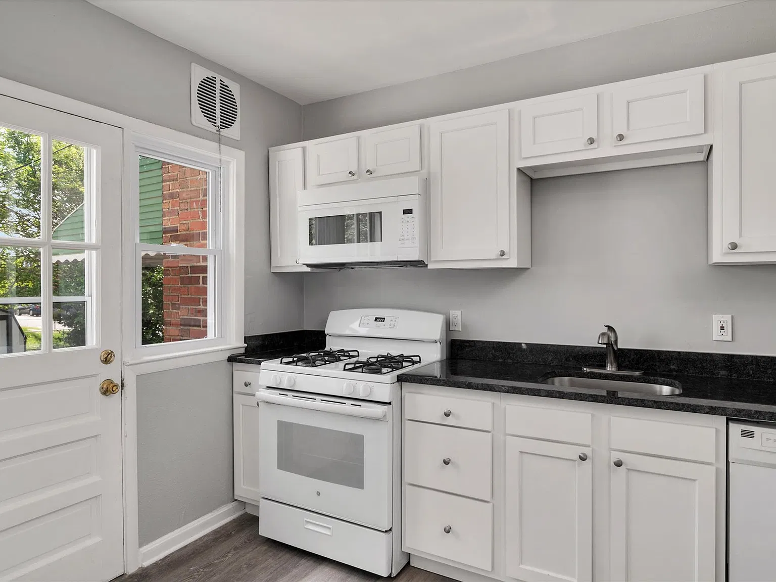 2 bed, 864 sqft, $1,675 — Photo 2