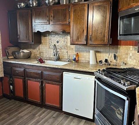 5th image of 809 Poplar St