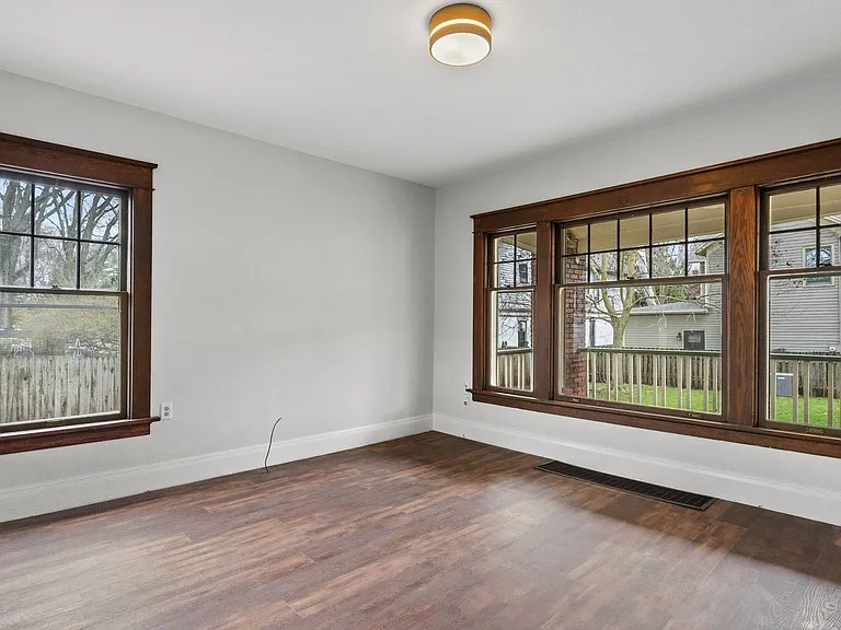 1213 W Jefferson Blvd — Photo 10