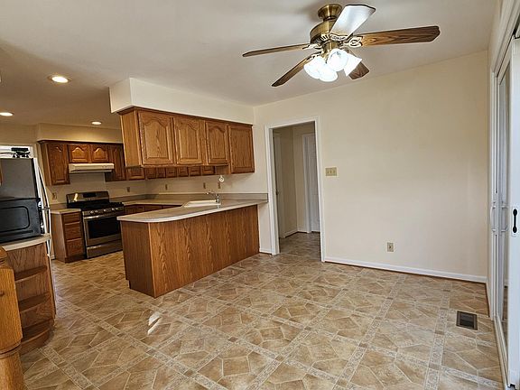 Kitchen and breakfast area