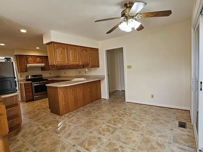 Kitchen and breakfast area