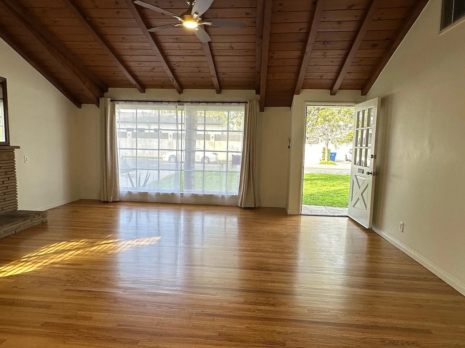 2 bed, 1400 sqft, $4,250 — Photo 4