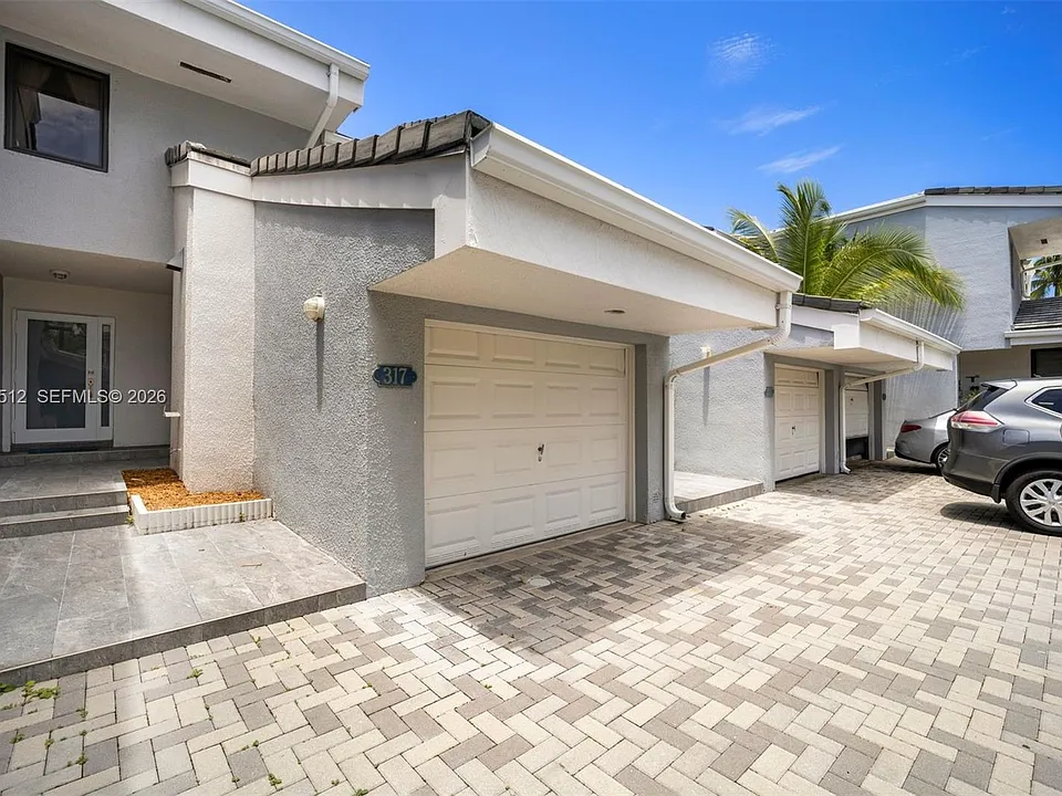 317 Poinciana Dr #807
