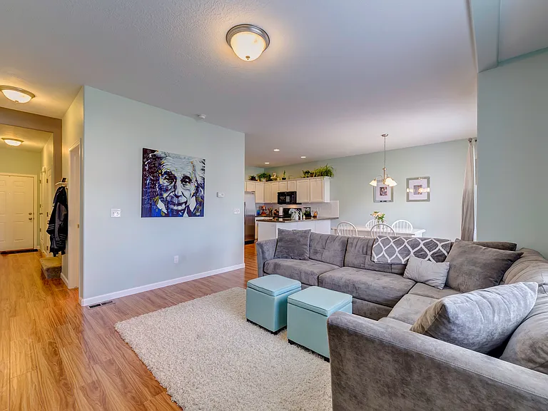 4253 N Cresthaven Ln — Photo 2