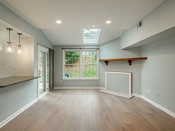 5th image of 9 Oak Leaf Ln