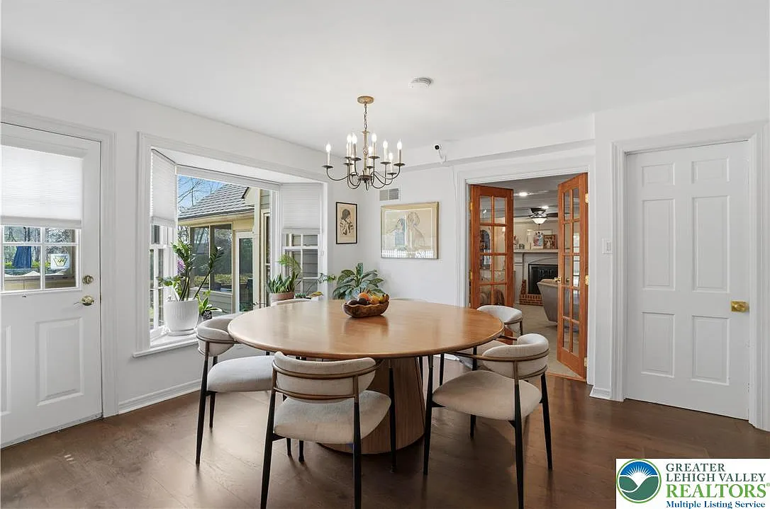 5 bed, 2.5 bath, 3533 sqft, $4,500 — Photo 3