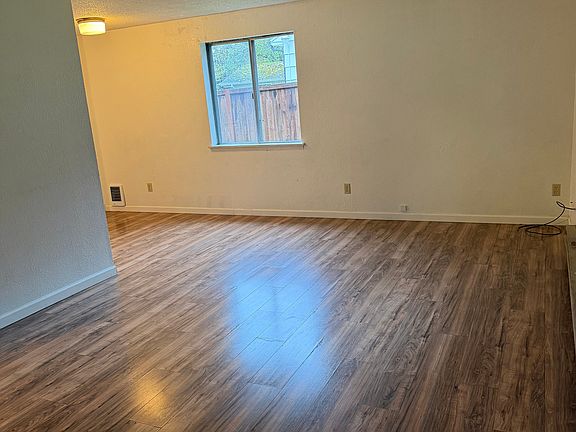 3rd image of 5621 Vickery Ave E