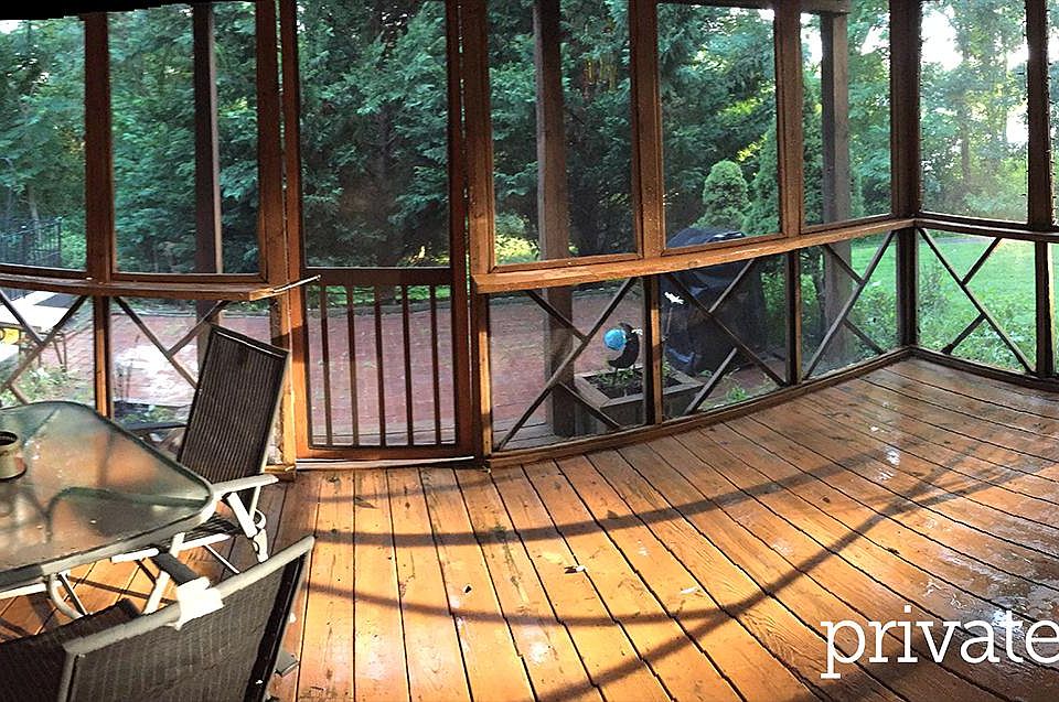 Private lakefront screened in deck - crabs anyone?