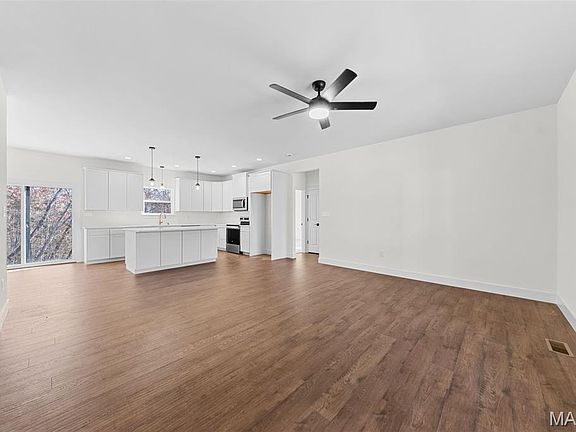 3rd image of 608 Saint James Ct