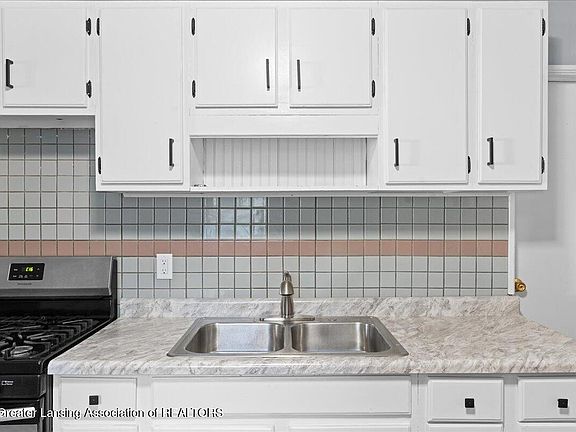 3rd image of 1301 Warwick Dr