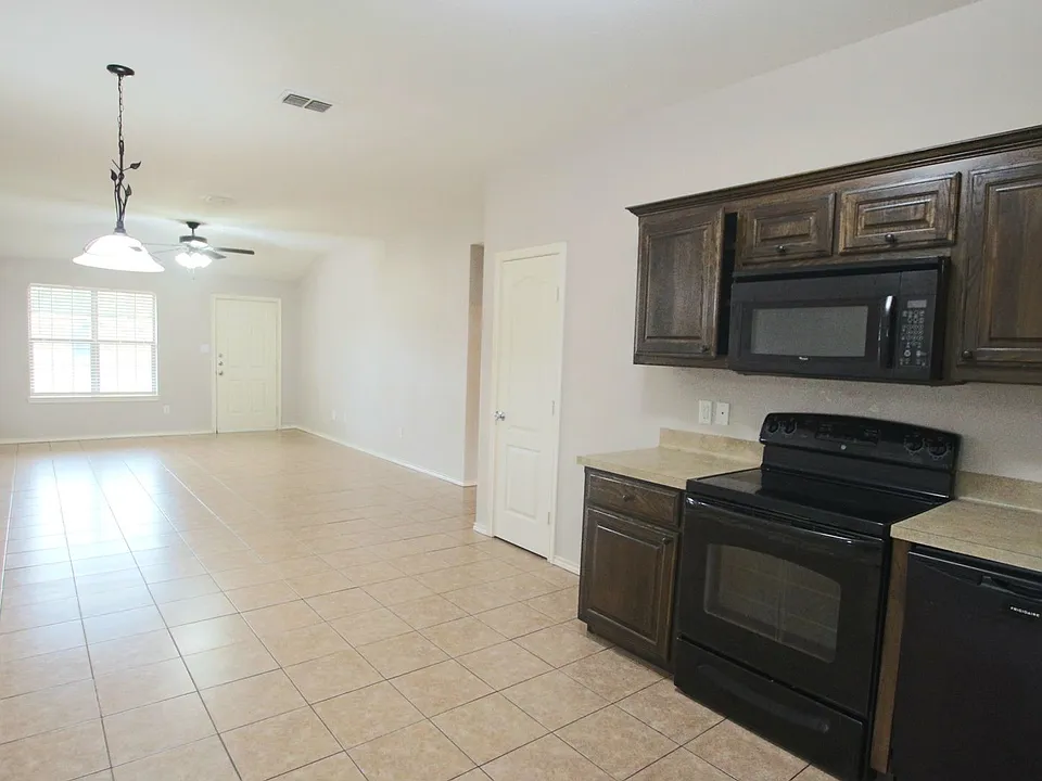Available 3 Bedroom Duplex in Lindale!