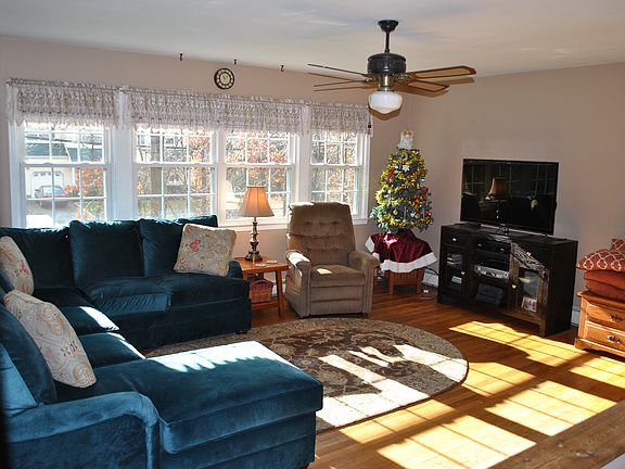 SPACIOUS LIVING ROOM/DEN