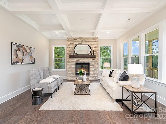5th image of 562 Shepherd Ln