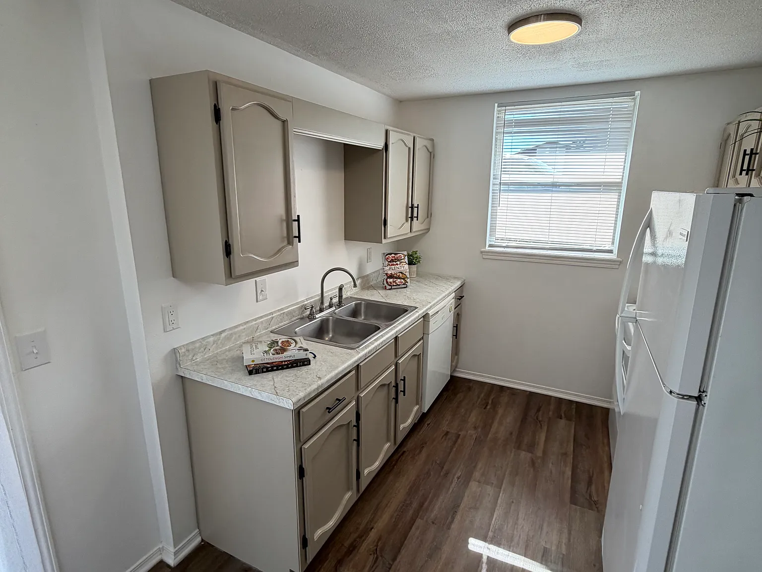 2 bed, 900 sqft, $965 — Photo 2