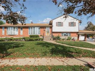 2961 Oakdale Ct, Wantagh, NY 11793