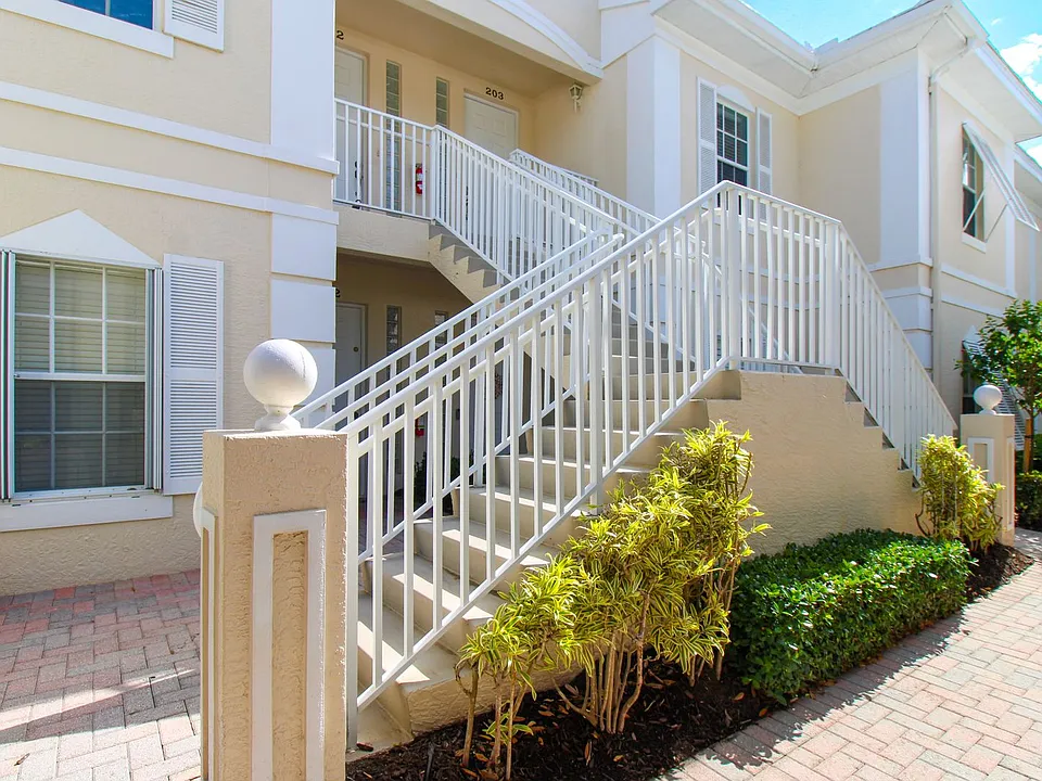 1360 Sweetwater Cv #202