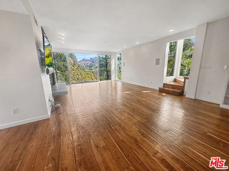 3 bed, 2.0 bath, 2200 sqft, $10,995 — Photo 3