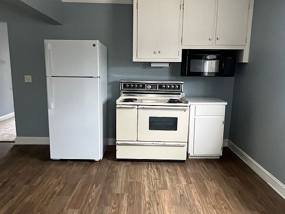 Kitchen with stove, Microwave and refrigerator