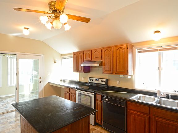 3rd image of 32 East St