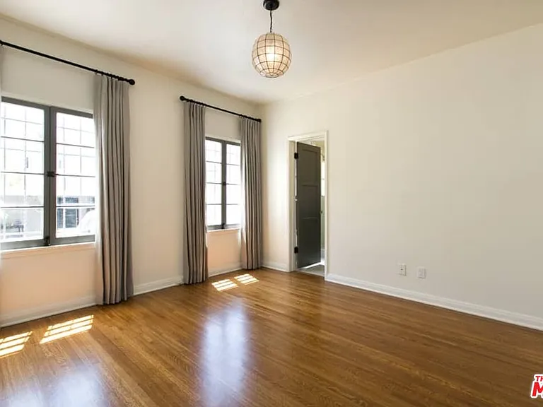 1136 S Hayworth Ave — Photo 12