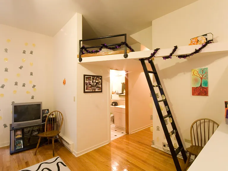 611 W Briar Pl #103 — Photo 3