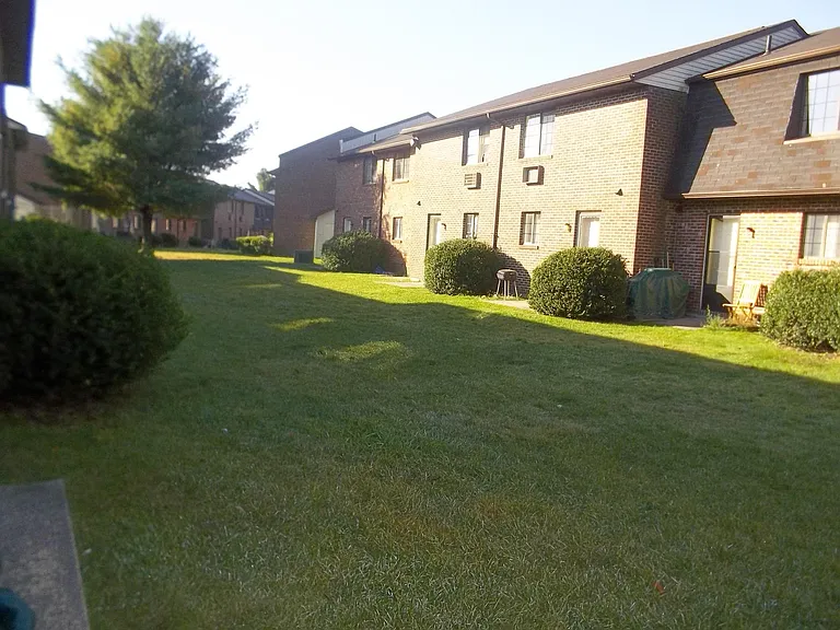 100 Mark Ln #F9 — Photo 2