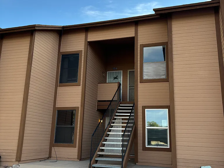 1714 W Park Wood Ln — Photo 1