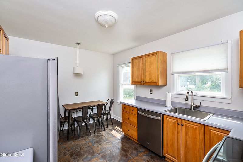 4th image of 227 Hampton Avenue