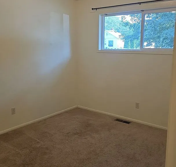 151 E Maple St — Photo 7