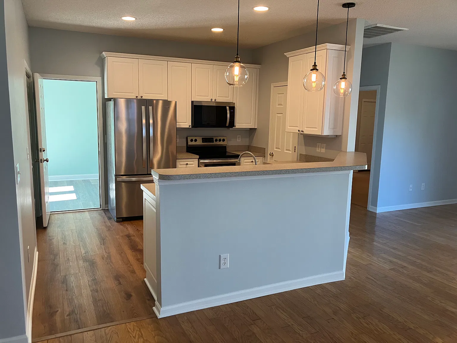 3 bed, 1500 sqft, $2,100 — Photo 4