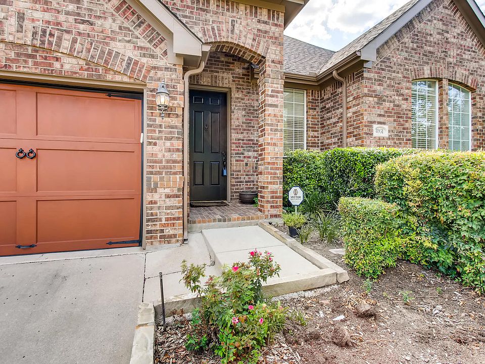 Ft Lawn maintained by HOA