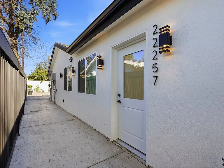 22257 Wyandotte St — Photo 25