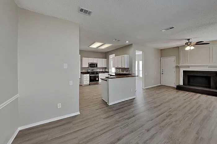 3 bed, 2.5 bath, 2548 sqft, $2,500 — Photo 4